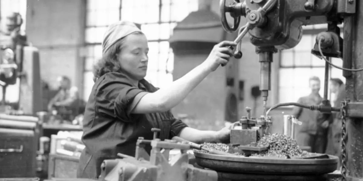 Kobiety pracujące przy produkcji wagonów we wrocławskim Pafawagu. Rok 1950