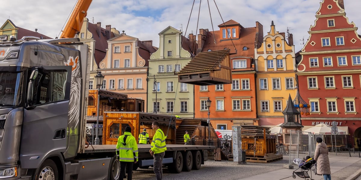 Budowa Jarmarku Bożonarodzeniowego na wrocławskim Rynku