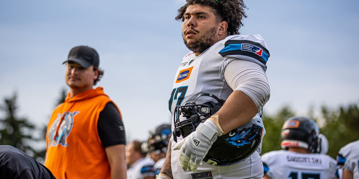 Zawodnik Panthers Wrocław Otávio Amorim w stroju piłkarskim