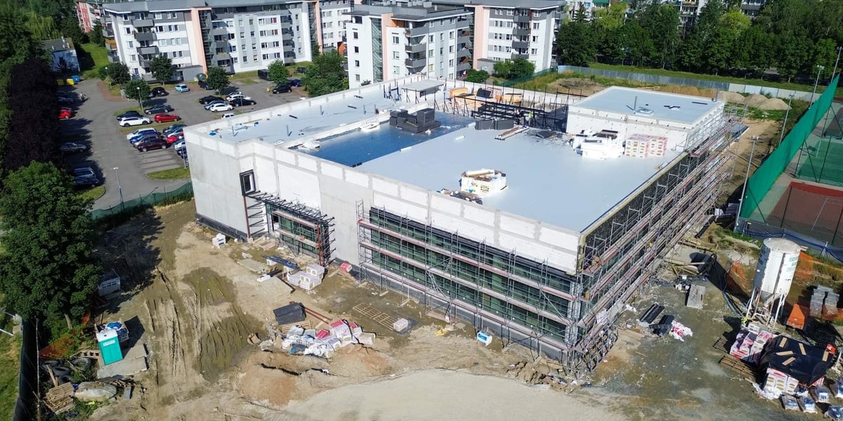 Budowa basenów Aquaparku Wrocław przy szkole na Wilanowskiej, lato 2023