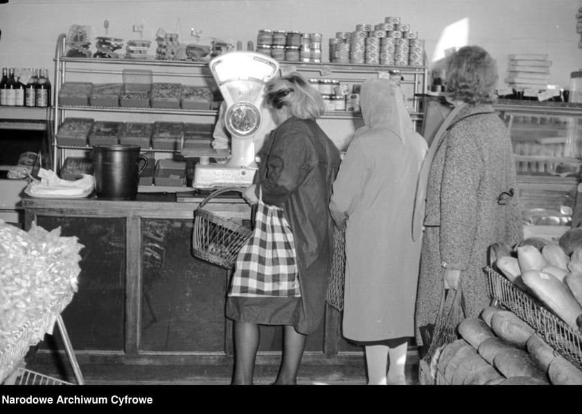 Sklep - rok 1966. Na zdjęciu trzy kobiety - klientki stoją przed ladą