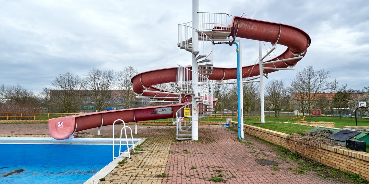 Teren dawnego kąpieliska na Kłokoczycach - stan udokumentowany na fotografii w  marcu 2023.