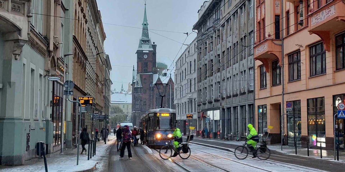 Zima we Wrocławiu, na zdjęciu tramwaj i ruch uliczny