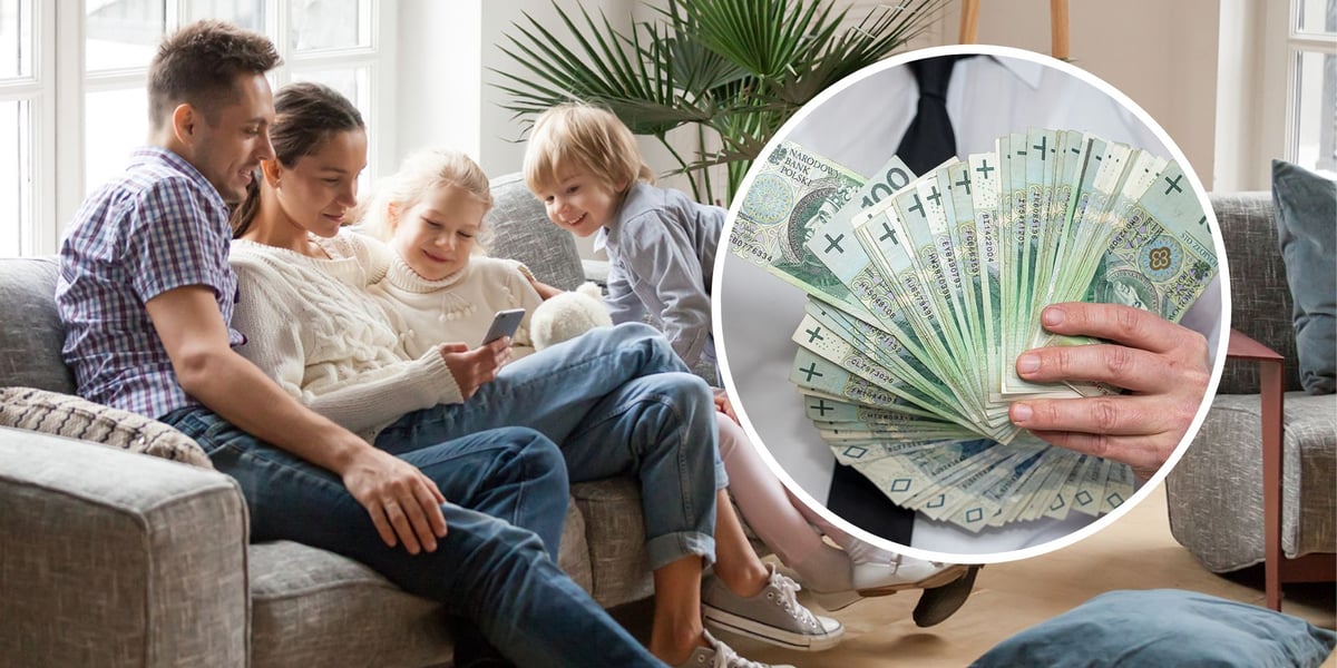 Mężczyzna, kobieta, dziewczynka i chłopiec patrzą telefon, w kółku plik banknotów w ręce, zdjęcie ilustracyjne 