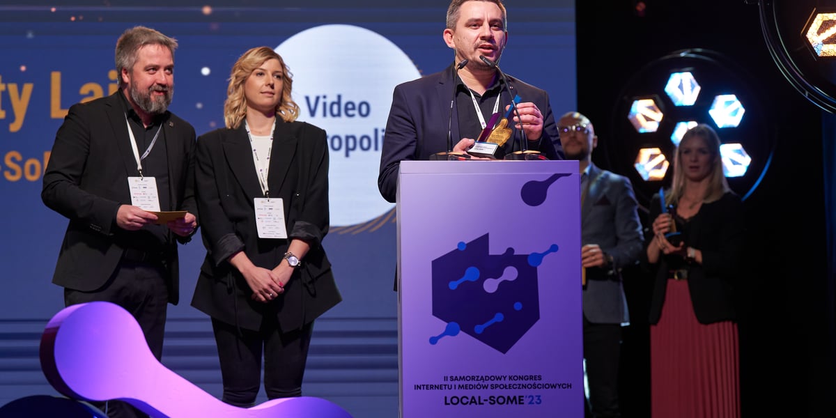 Radosław Michalski i Marlena Mazur z Urzędu Miejskiego Wrocławia oraz  Janusz Krzeszowski z ARAW (stoi przy mównicy z nagrodą) 