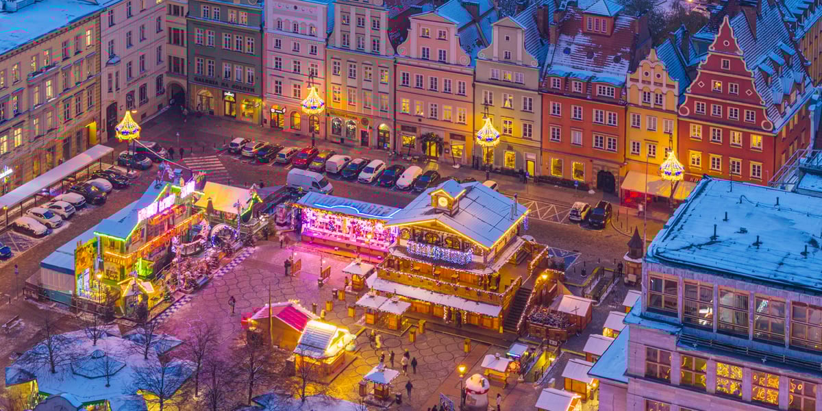 Jest magicznie i bajkowo! Zobaczcie Jarmark Bożonarodzeniowy w zimowej scenerii (wideo)