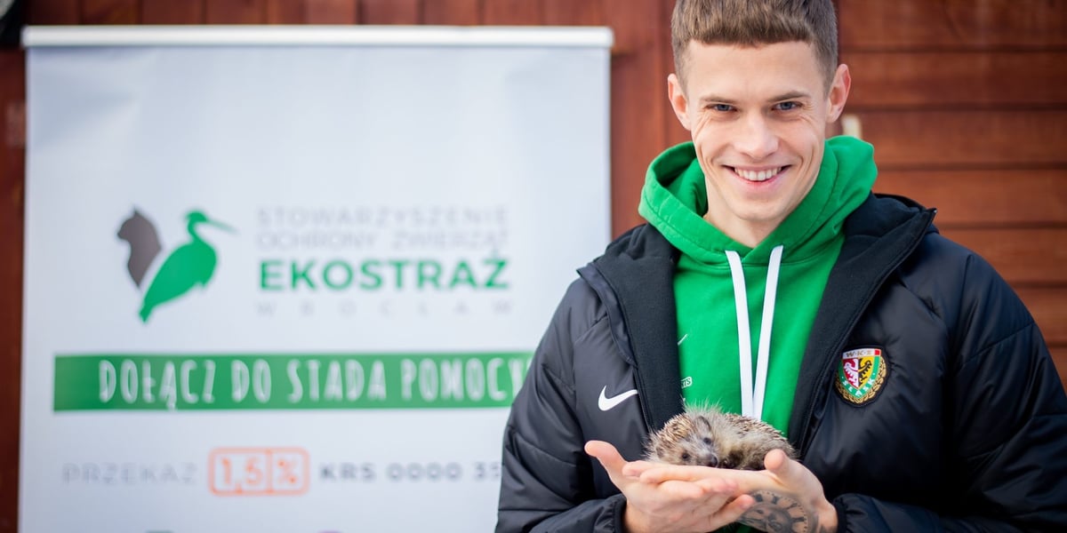 Piłkarze Śląska Wrocław odwiedzili Ekostraż, mogli np. potrzymać malutkie jeże