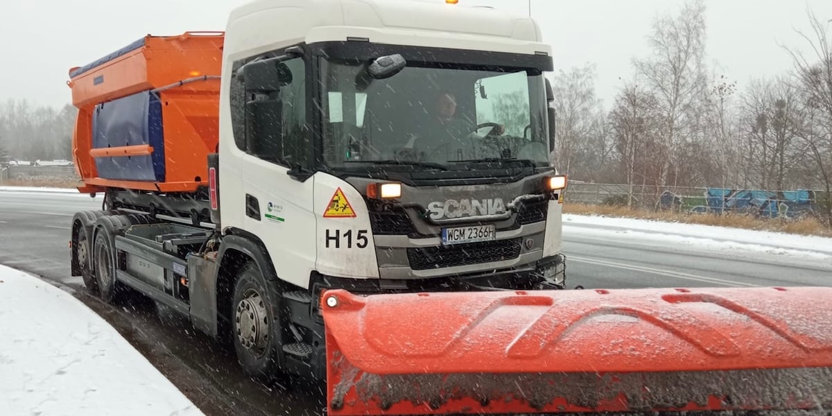 Pługośnieżarka odśnieżająca drogi