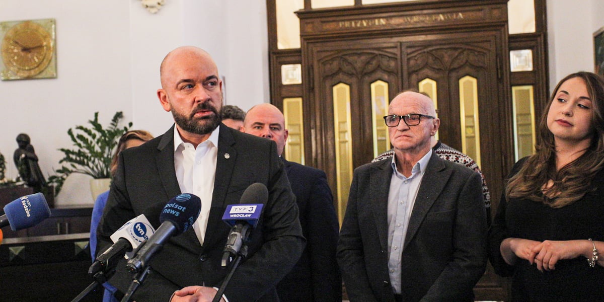 Briefing prasowy w Ratuszu na temat opuszczenia przez radnych Nowej Lewicy klubu Jacka Sutryka. Przy mikrofonie prezydent Wrocławia