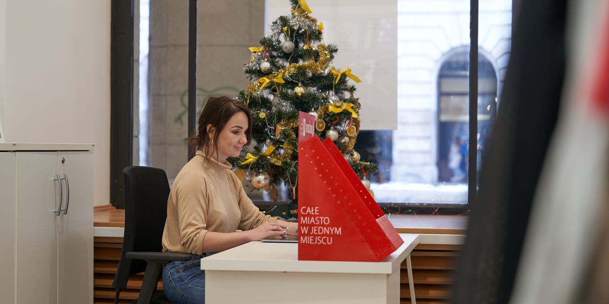 Kobieta siedząca przy biurku, PrzedPokój H13 przy Świdnickiej