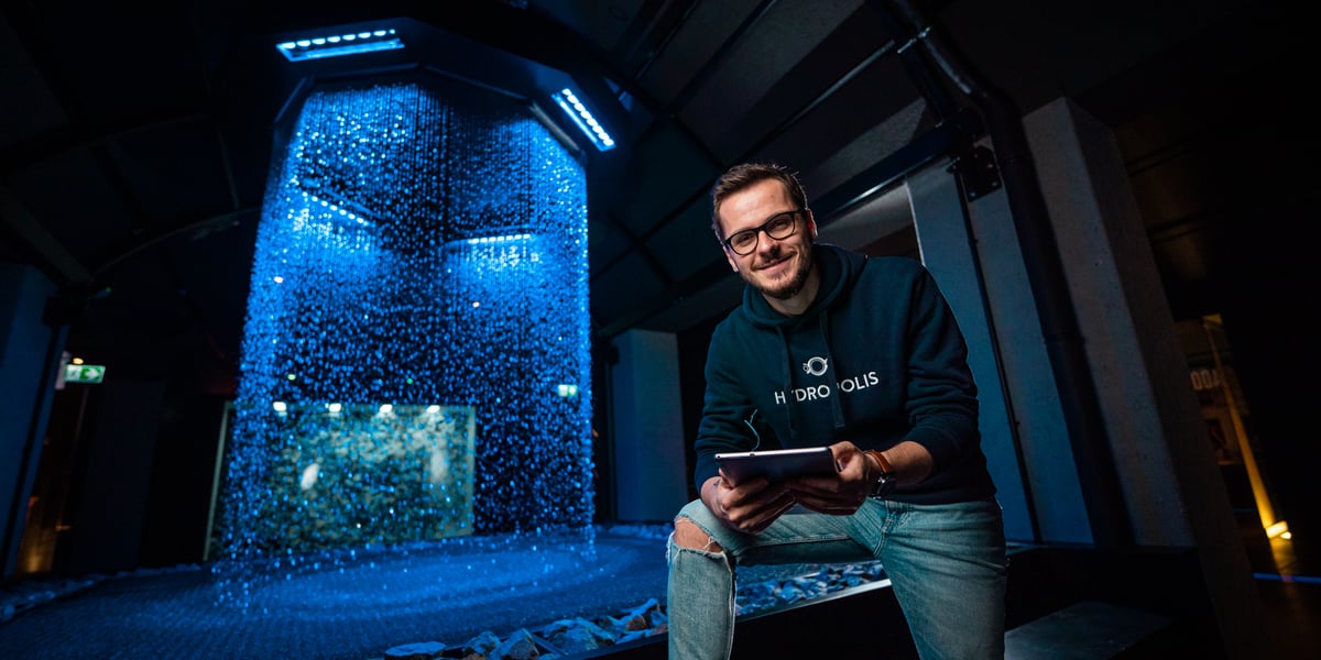Drukarka wodna w Hydropolis. Obok stoi mężczyzna 
