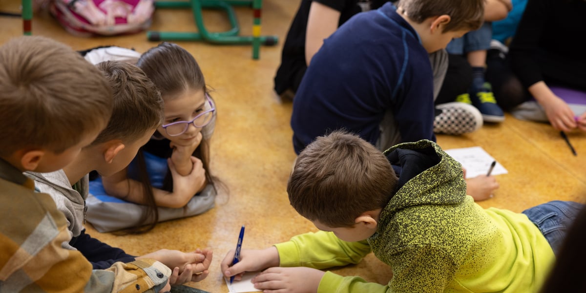 Zajęcia prowadzone w ramach programu Szkoły Dialogu w szkole podstawowej nr 63 - lekcja wychowawcza w klasie 3. Na zdjęciu dzieci pracujące w grupie.