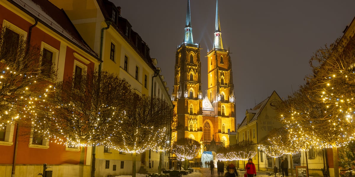 Ostrów Tumski wieczorem. Widać podświetlone wieże Katedry Wrocławskiej oraz iluminacje