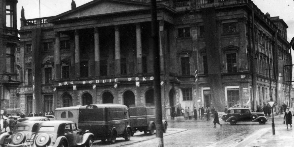 Opera Wrocławska. Rok 1948. Na zdjęciu widać budynek opery i stare samochody