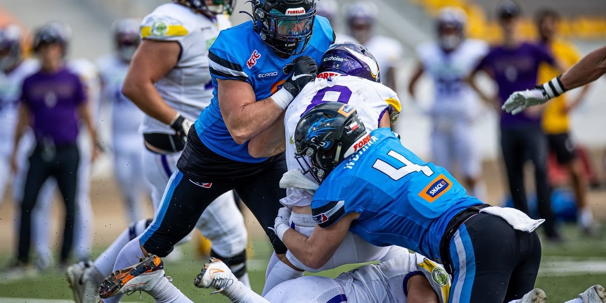 Zawodnicy Panthers Wrocław na boisku podczas meczu, zdjęcie ilustracyjne 