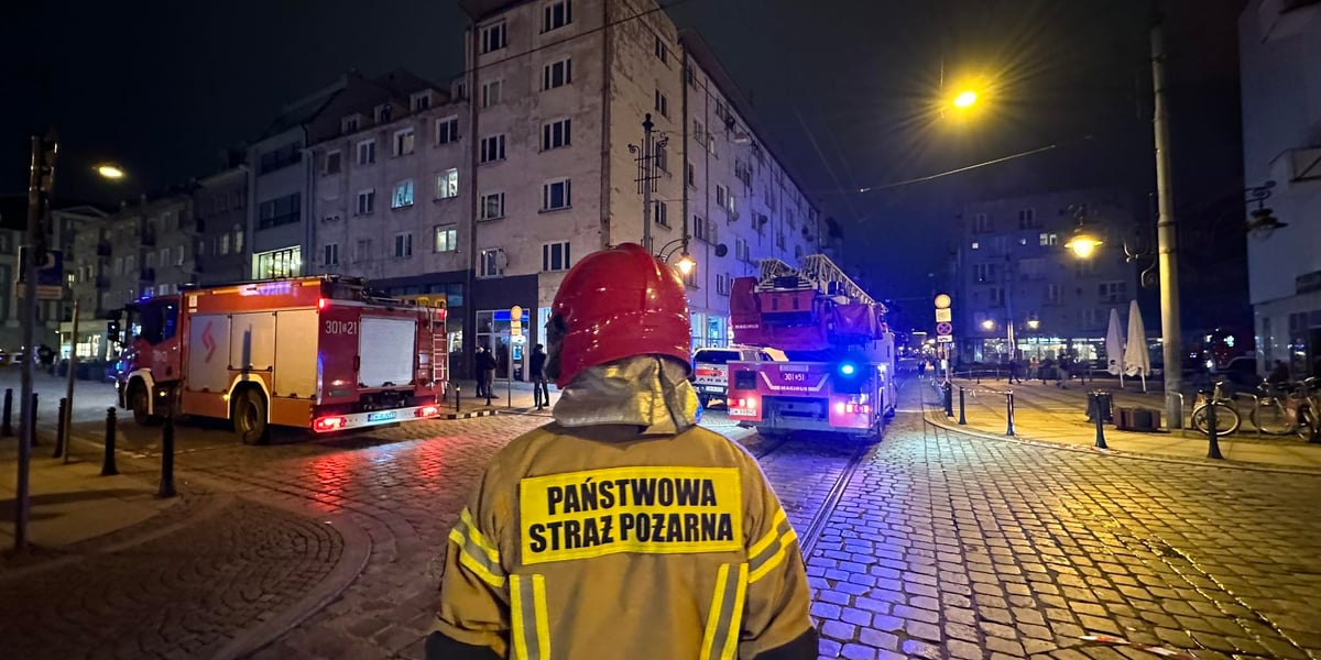 Z pożarem walczy 5 jednostek straży pożarnej 