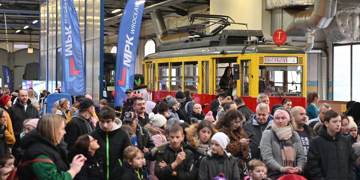 Spotkanie świąteczne w niecodziennej scenerii. Rodziny wielodzietne otrzymały paczki.