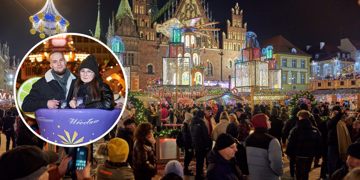 Tłumy na Jarmarku Bożonarodzeniowym w Rynku, w kółku po lewej młoda kobieta i mężczyzna z kubeczkami