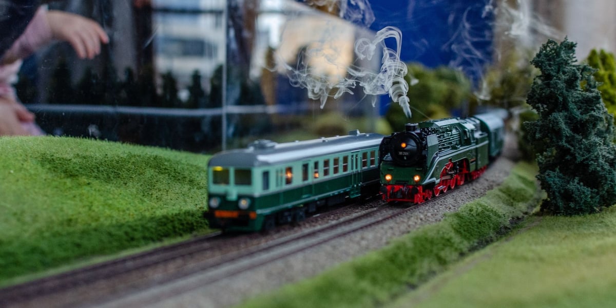 Makieta z pociągami retro w miniaturze na Dworcu Głównym