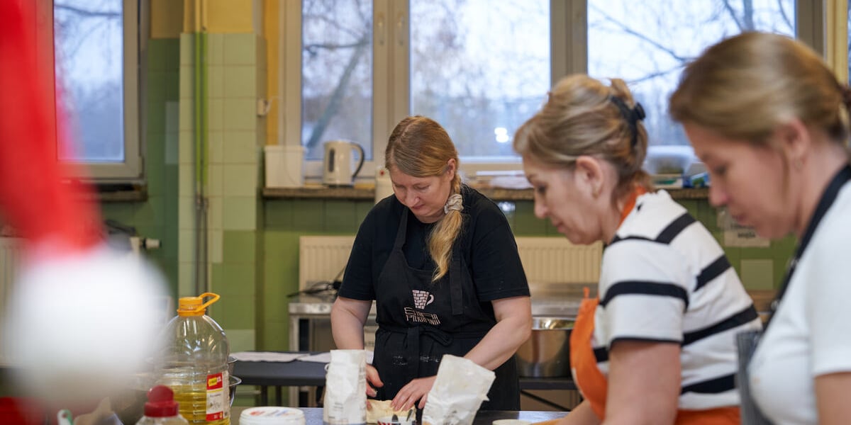 Pracownicy Fundacji Znacznie Więcej podczas przygotowywania Wigilii dla podopiecznych DPS Pogodna Jesień przy ulicy Litewskiej 20. Wrocław, 15.12.2023