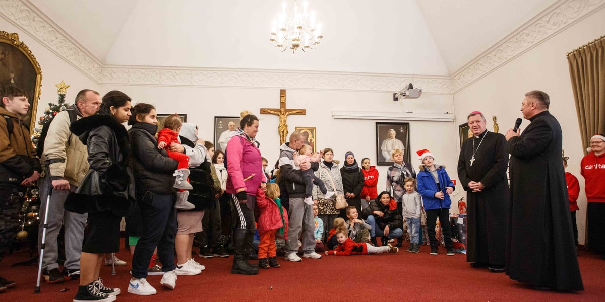 Wręczenie prezentów dla potrzebujących dzieci w ramach akcji Nasza Paka zorganizowanej przez wrocławski Caritas