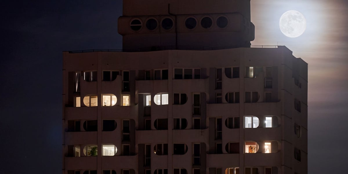 Pełnia Zimnego Księżyca nad wrocławskim Manhattanem przy pl. Grunwaldzkim