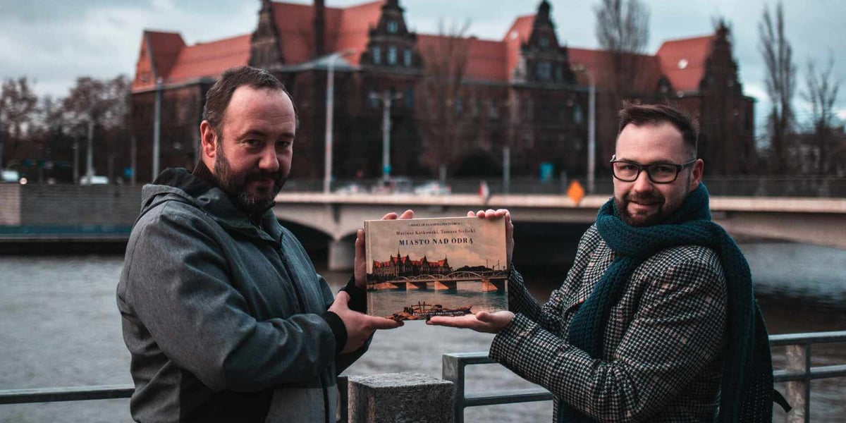 Mariusz Kotkowski i Tomasz Sielicki z wydawnictwa Wrocławski Neptun prezentujący swój najnowszy album "Miasto nad Odrą"