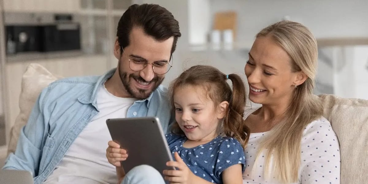 Kobieta, mężczyzna i dziewczynka patrzą na tablet