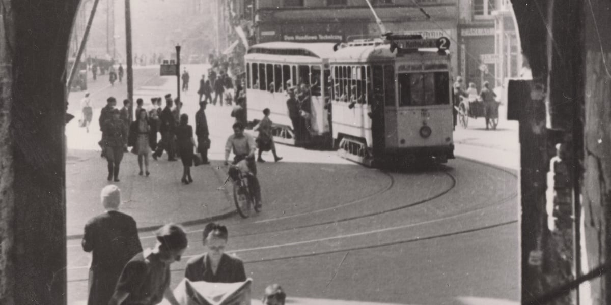 Tramwaj linii 2 skręcający w ulicę Szajnochy, Wrocław 1947 rok.