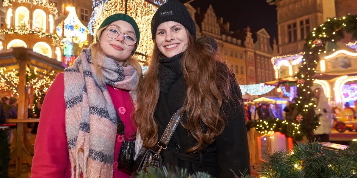 Dwie młode kobiety na Jarmarku Bożonarodzeniowego we Wrocławiu