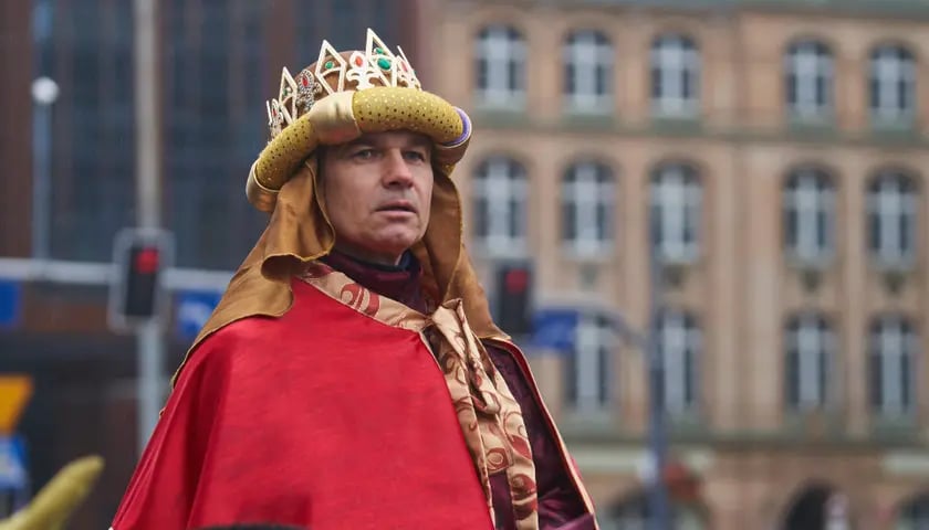 na zdjęciu strażnik miejski Jacek Góral w stroju króla Melchiora podczas Orszaku Trzech Króli w 2024 r.