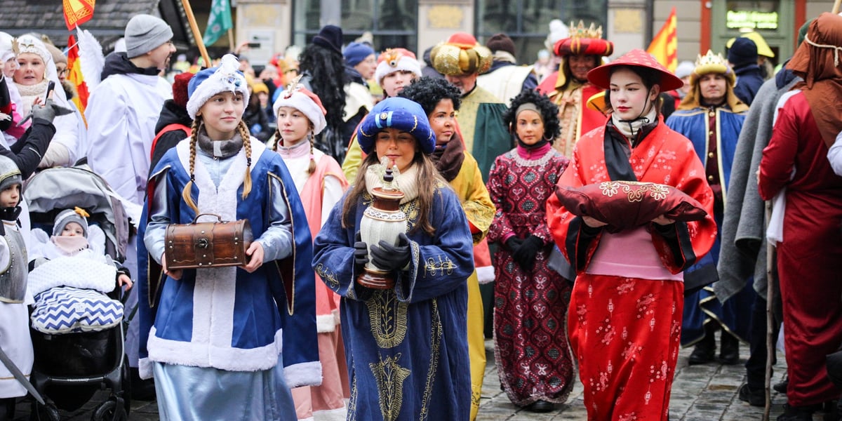 Kobiety, mężczyźni i dzieci, uczestniczy orszaku Trzech Króli, sobota 6 stycznia 2024 rok