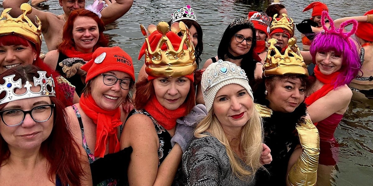 Kobiety i mężczyźni w wodzie, na głowach mają papierowe korony.  Królewskie morsowanie z okazji Święta Trzech Króli 