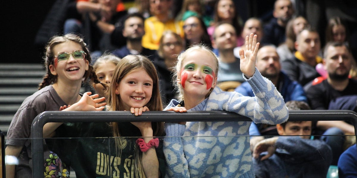Kobiety, mężczyźni i dzieci na meczu WKS Śląsk Wrocław MKS Dąbrowa Górnicza, 7 stycznia 2024, Hala Orbita