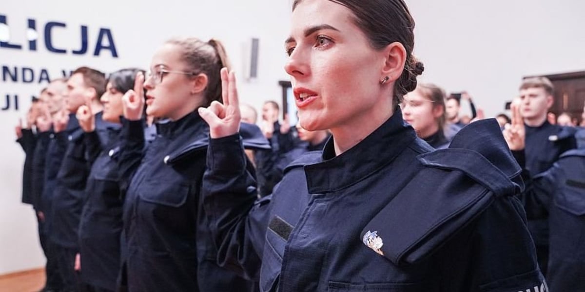 Uroczyste ślubowanie nowych policjantów we Wrocławiu. Na pierwszym planie młoda brunetka