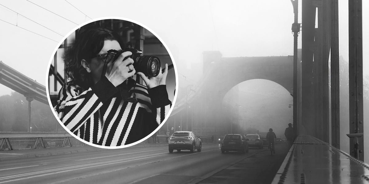 Most Grunwaldzki o poranku, widać idących ludzi, w kółku Monika Grobelna z aparatem fotograficznym