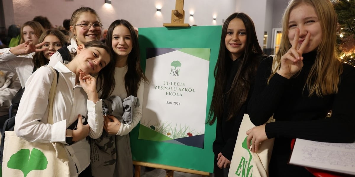 Uśmiechnięte dziewczyny, uczennice Zespołu Szkół EKOLA podczas świętowania jubileuszu 33-lecia szkoły