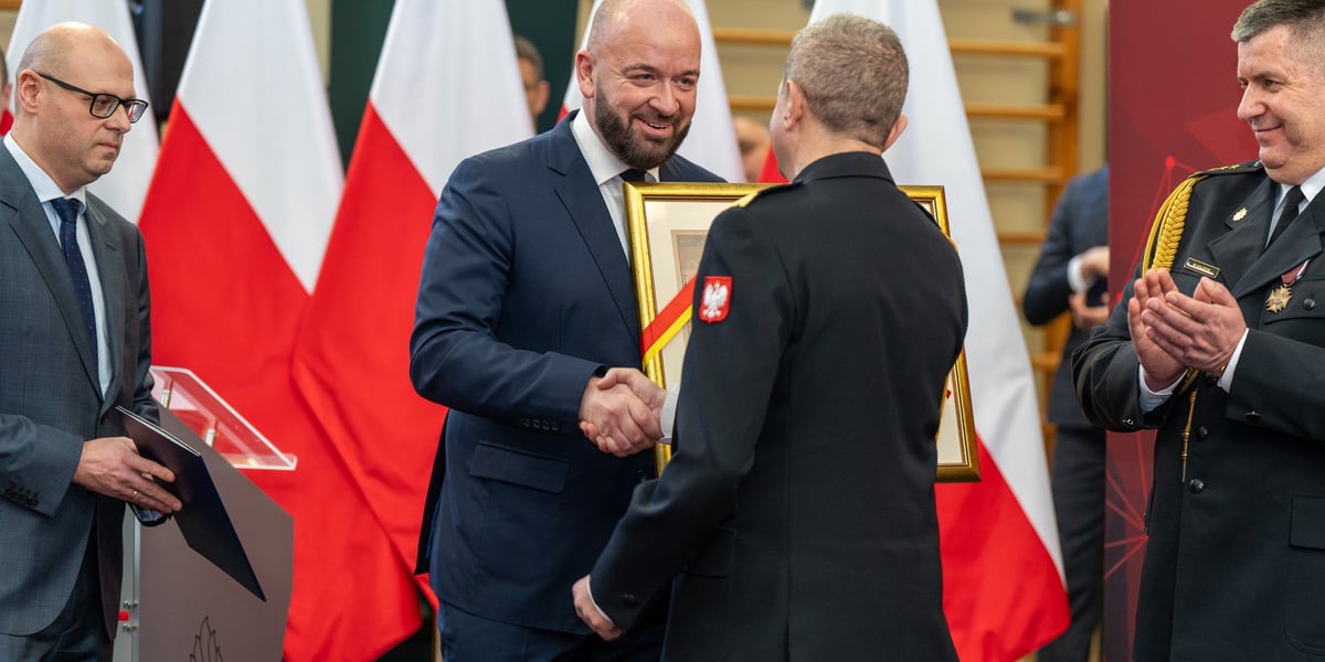Uroczysty apel z okazji zakończenia służby w Państwowej Straży Pożarnej nadbryg. Marka Kamińskiego
