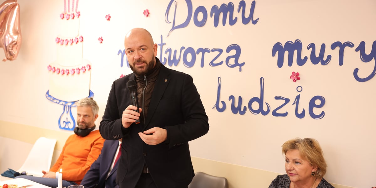 Prezydent Wrocławia Jacek Sutryk podczas wizyty w DDPS we Wrocławiu