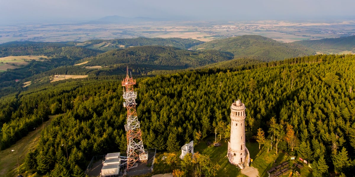 Widok na Wielką Sowę i wieżę widokową