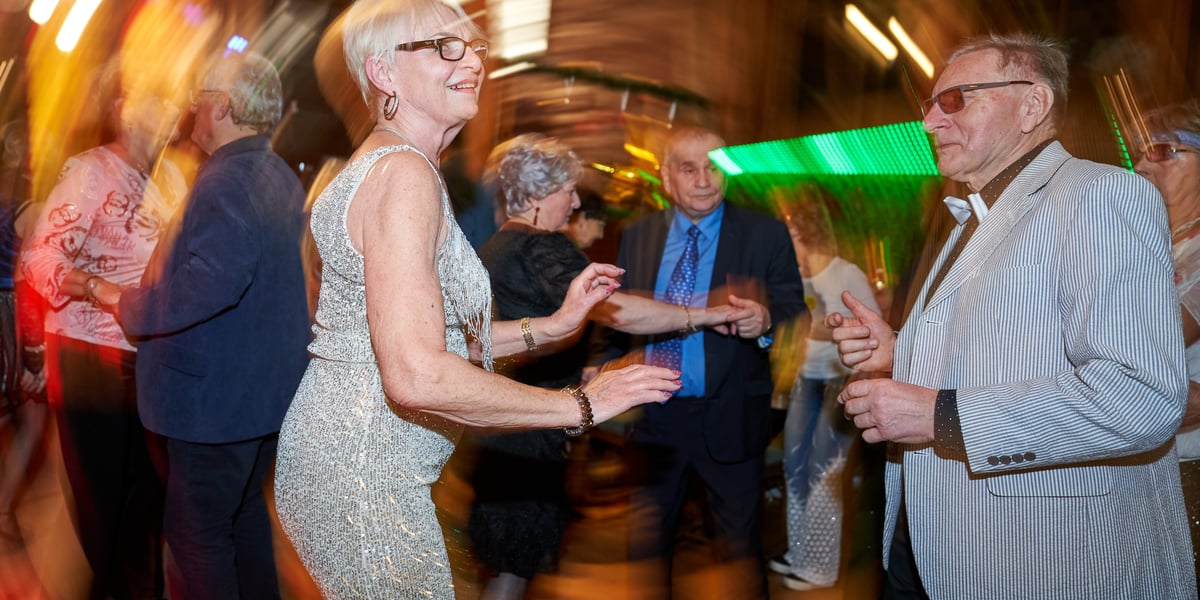 Karnawałowa zabawa seniorów w stylu lat 80.