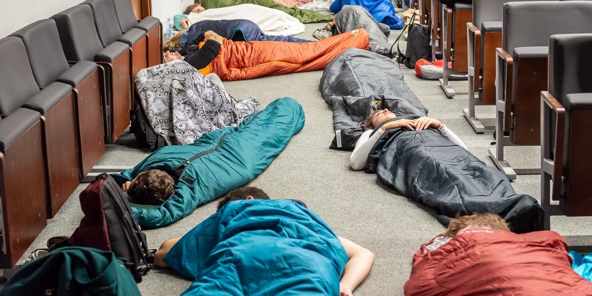 Studenci Uniwersytetu Medycznego śpiący podczas zajęć drzemkologii