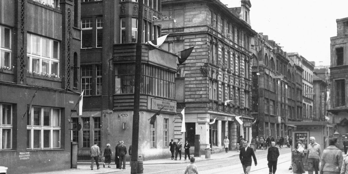 Ulica Ruska w 1961 r. Kamienice - druga od lewej i trzecia od lewej zostały wyburzone w związku z budową tzw. trasy W-Z w latach 70.
