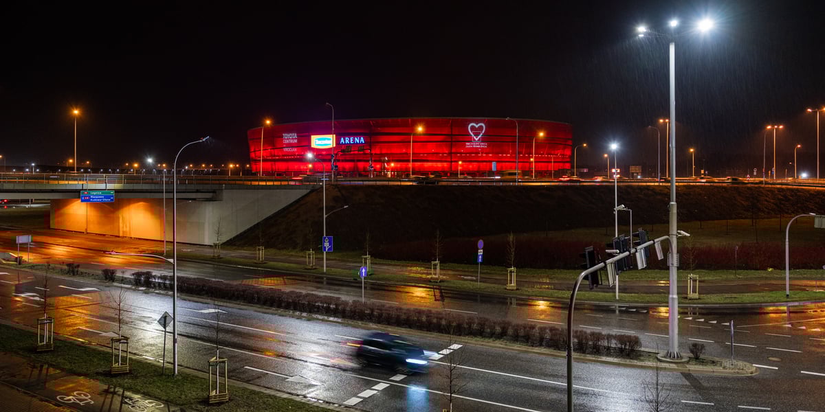 Stadion Tarczyński Arena podświetlony na czerwono 