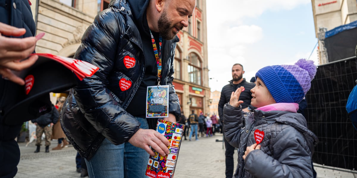 Prezydent Wrocławia Jacek Sutryk zbiera pieniądze do puszki WOŚP