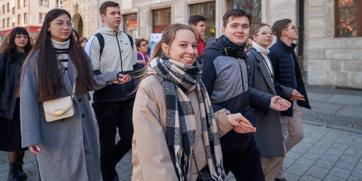 Maturzyści tańczący poloneza 