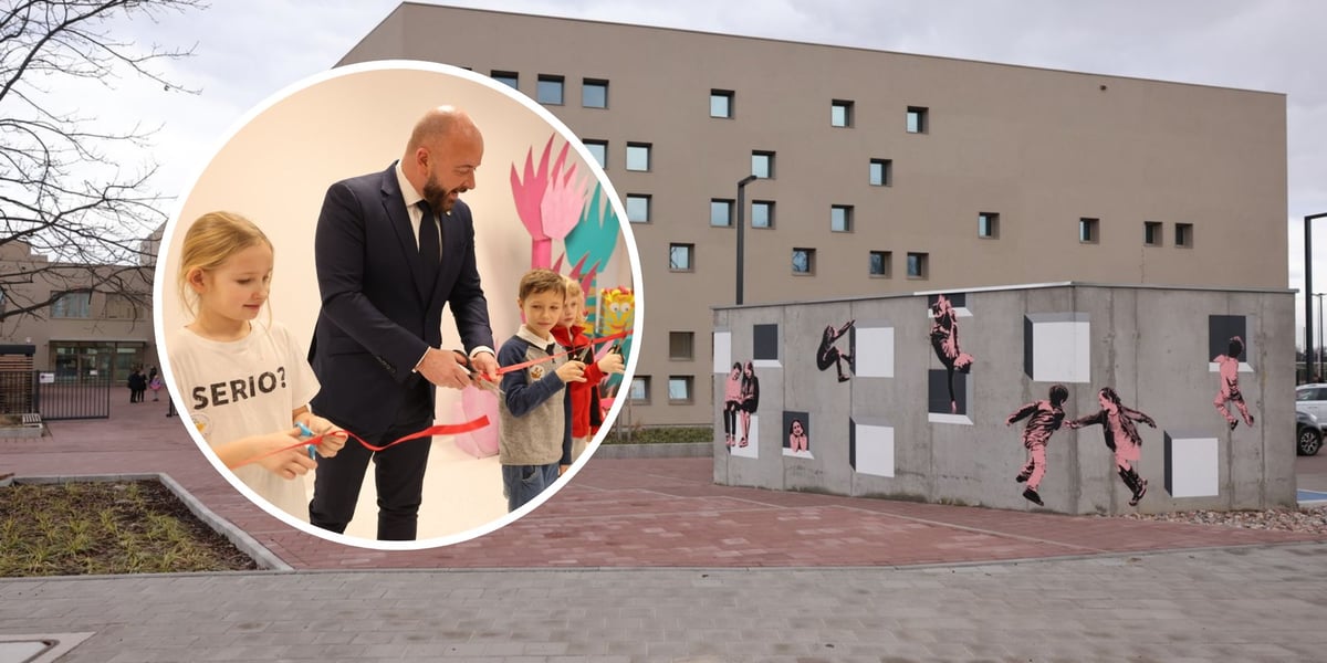 Otwarcie nowego Centrum Aktywności Lokalnej w szkole przy ul. Asfaltowej na Wojszycach - prezydent Jacek Sutryk wraz z dziećmi symbolicznie przecina wstęgę
