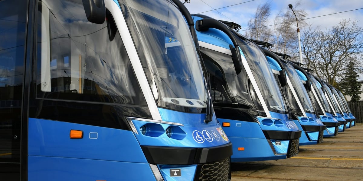 Kilka nowych tramwajów MPK Wrocław ustawionych schodkowo do zdjęcia. 