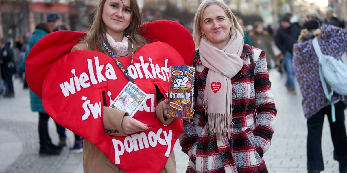 Dwie wolontariuszki WOŚP 2024 z puszką 32. Finału na Rynku we Wrocławiu