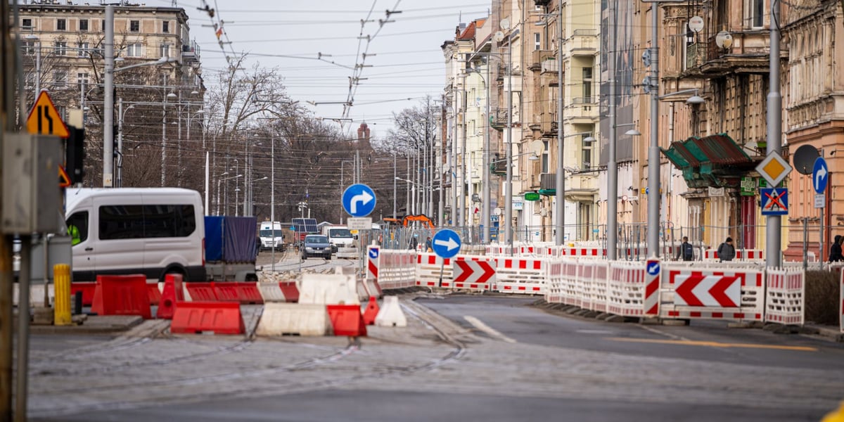 Przebudowa ul. Pomorskiej - styczeń 2024. Widać m.in. znaki drogowe na jezdni i okoliczne kamienice
